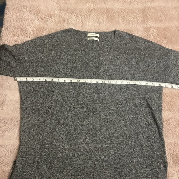 Aritzia Babaton wool and linen blend soft knit v-neck sweater - Picture 4 of 7